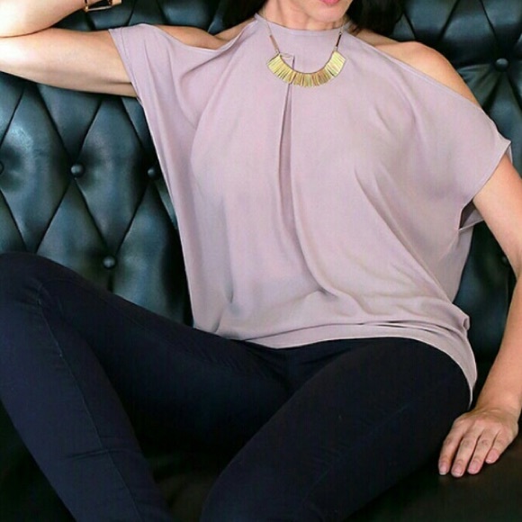 🎉HP🎉💥SALE💥NWT Cold Shoulder Blush/Mauve Top - Picture 2 of 6